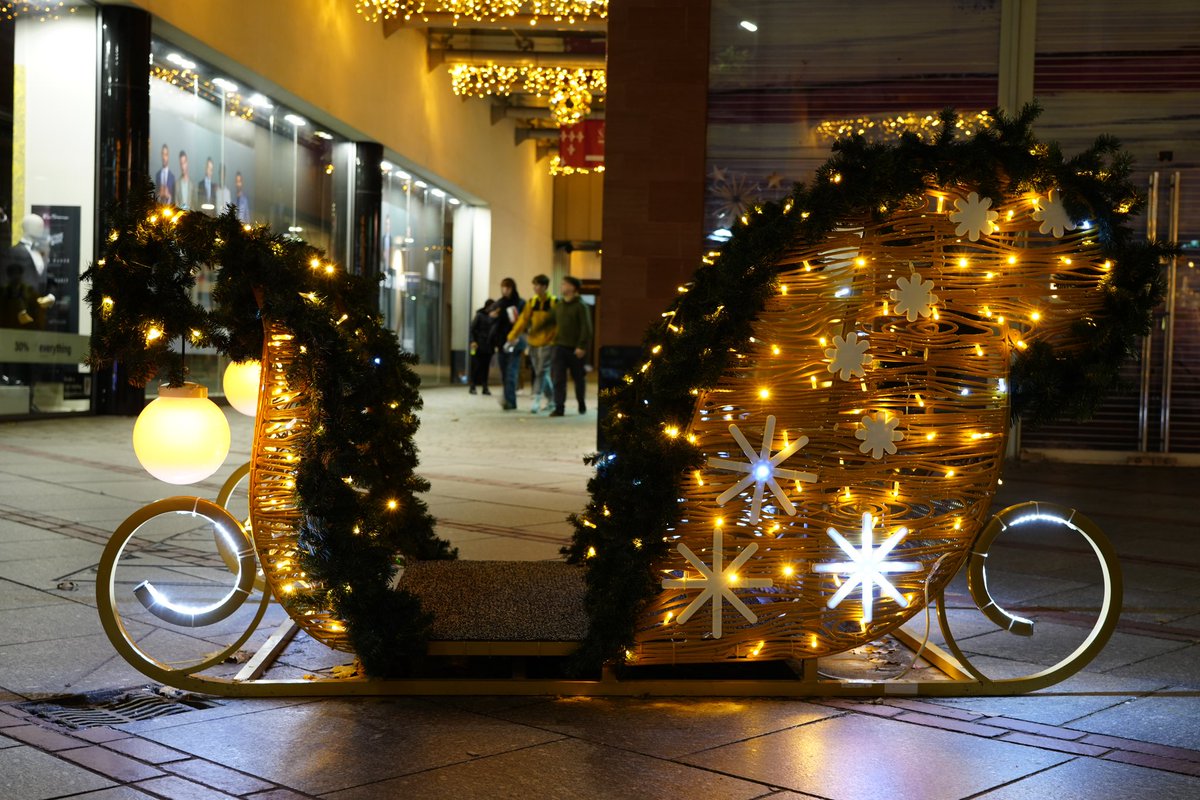 AlgirdasStasiu2's tweet photo. A New Christmas decorations #ExeterDevon #England 😄 I don’t know how to name this Christmas…? Or Christmas or Chinese New Year? Because I've seen that a lot Chinese tourists.
#Sony #Street #Night #Photography https://t.co/fNyrEl0gh8