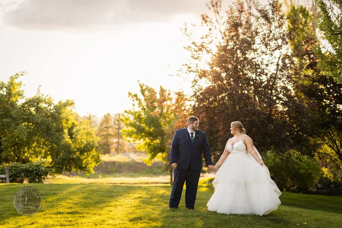 The sun, colors, and couple! 🙌 bit.ly/3ZRGSYr #Coeurdaleneweddingphotographer #pnwweddingphotographer #coeurdalenephotographer #spokaneweddingphotographer #spokaneelopementphotographer #spokanephotographer #pnwelopment #cdaweddingphotographer #spokanecouplesphotographer