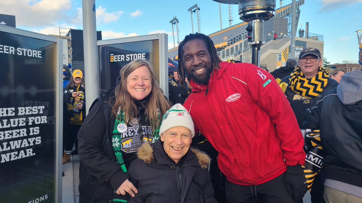 Talk about #Hamilton hospitality! Not only did this fine young man find Archie a chair, he also found us some heaters! Thank you so much! #TimHortonsField <a href="/Ticats/">Hamilton Tiger-Cats</a> #GreyCup