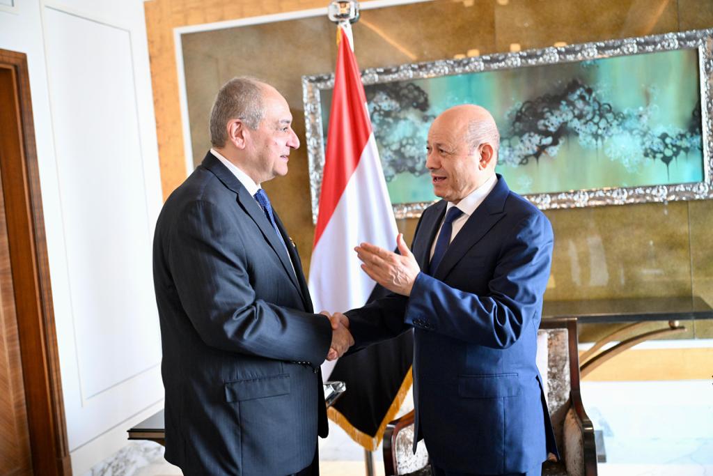 EgyptEmbYemen's tweet photo. حظي اليوم السفير/ أحمد فاروق، سفير مصر  لدى الجمهورية اليمنية بلقاء فخامة الدكتور/ رشاد العليمي، رئيس مجلس القيادة الرئاسي. 
تناول اللقاء العل��قات الثنائية بين البلدين الشقيقين، كما تطرق إلى تطورات الجهود المبذولة للتسوية في اليمن والوضع  الإقليمي بعد العدوان الإسرائيلي على غزة. https://t.co/ytpQLxGv43