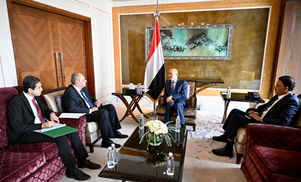 EgyptEmbYemen's tweet photo. حظي اليوم السفير/ أحمد فاروق، سفير مصر  لدى الجمهورية اليمنية بلقاء فخامة الدكتور/ رشاد العليمي، رئيس مجلس القيادة الرئاسي. 
تناول اللقاء العل��قات الثنائية بين البلدين الشقيقين، كما تطرق إلى تطورات الجهود المبذولة للتسوية في اليمن والوضع  الإقليمي بعد العدوان الإسرائيلي على غزة. https://t.co/ytpQLxGv43