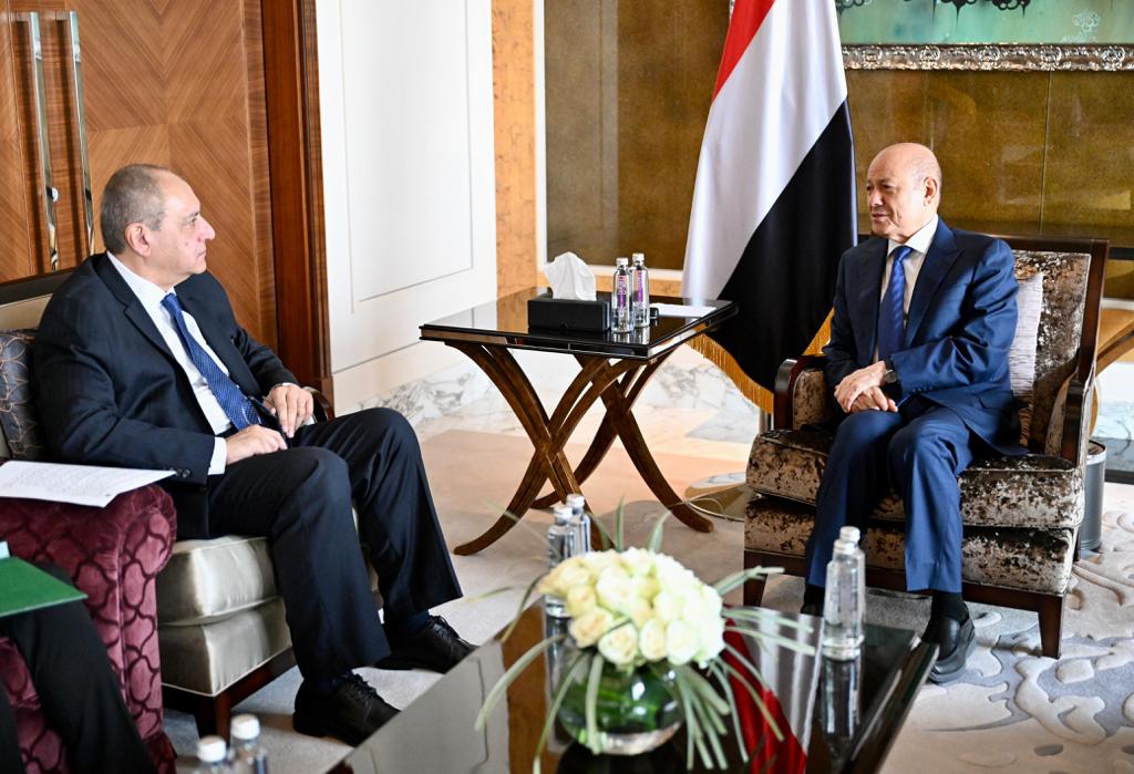 EgyptEmbYemen's tweet photo. حظي اليوم السفير/ أحمد فاروق، سفير مصر  لدى الجمهورية اليمنية بلقاء فخامة الدكتور/ رشاد العليمي، رئيس مجلس القيادة الرئاسي. 
تناول اللقاء العل��قات الثنائية بين البلدين الشقيقين، كما تطرق إلى تطورات الجهود المبذولة للتسوية في اليمن والوضع  الإقليمي بعد العدوان الإسرائيلي على غزة. https://t.co/ytpQLxGv43