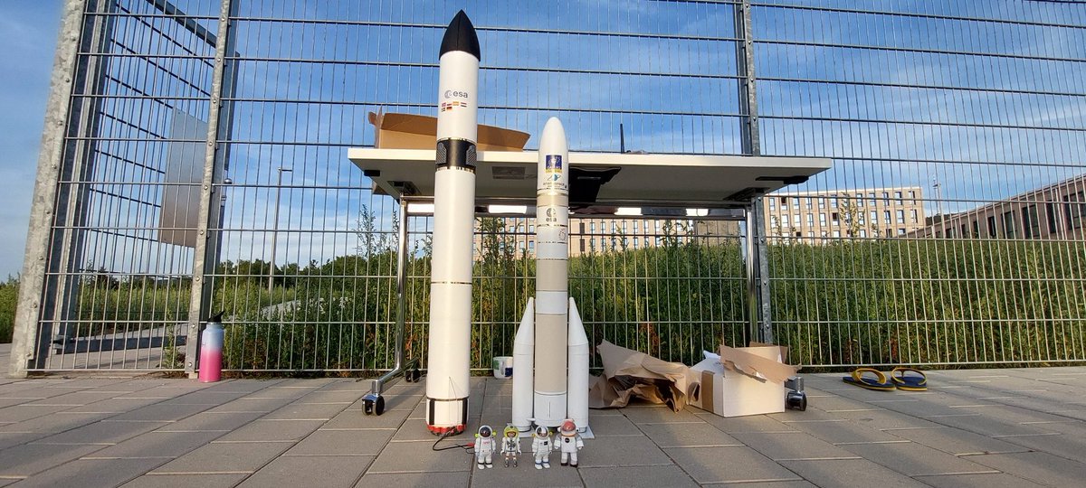 @Mausonaut @MiniAstro_Luca @MoonDotStation ... well Mauso, we have a rocket like that under development - a bit smaller but much bigger than #Ariane6 (right): the #ArianeHeavy with 20 motors (left)!
Soon this will become our standard launcher in different versions - even one with a new #spaceship on top! #MoonDot #STEMEd