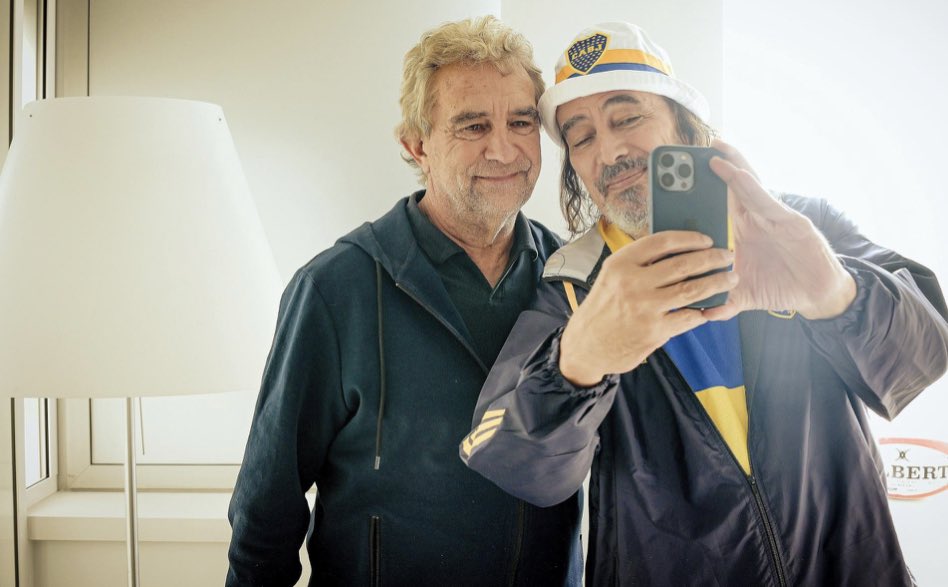 … Lisez dans <a href="/lequipe/">L'Équipe</a> le romantique interview croisé <a href="/DidierRoustan/">DidierRoustan</a> x <a href="/RocheteauDom7/">Rocheteau Dominique</a> 👌 … pour mieux déguster dans la foulée leurs 2 bouquins, les plus authentiques du moment : PUZZLE et FOOT SENTIMENTAL ⚽️😍