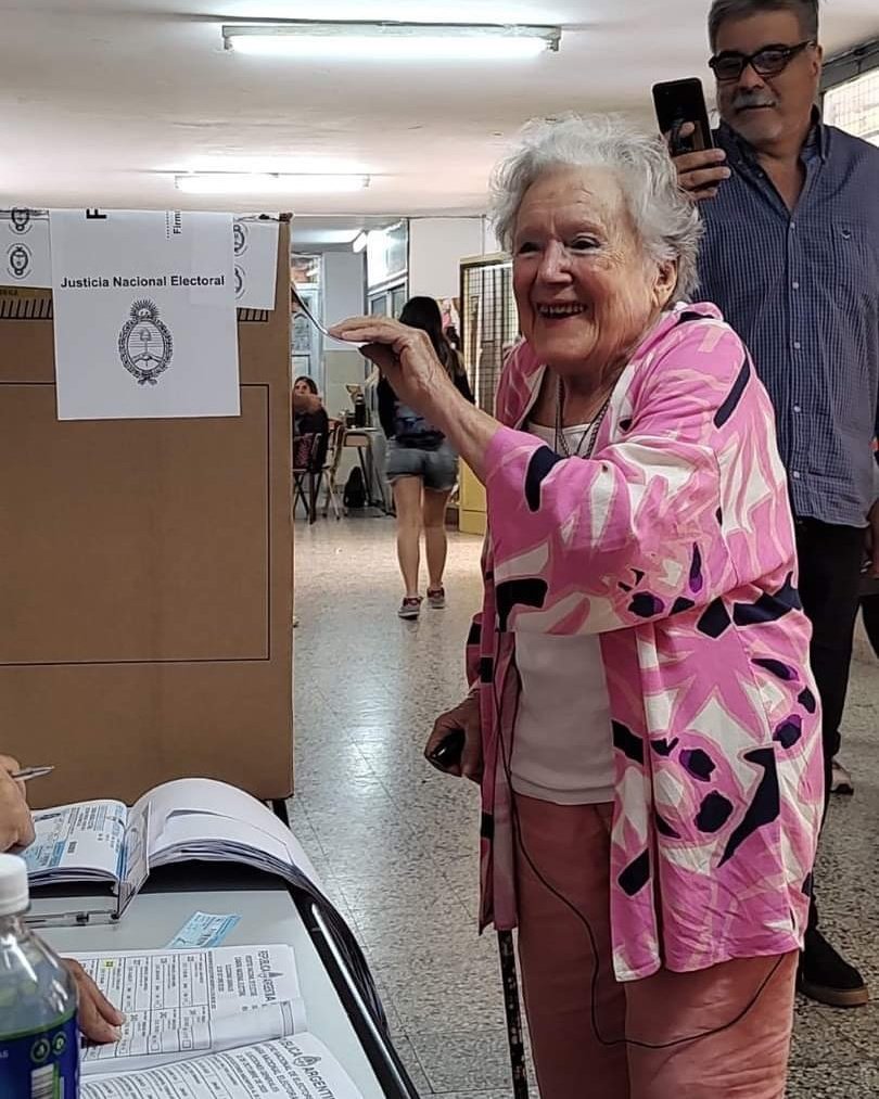 hijos_capital's tweet photo. Ellas hoy votaron por la democracia, como siempre
Porque son 30.000 y están PRESENTES
Porque somos un pueblo con memoria
#Son30Mil https://t.co/G0J4pZOXPv