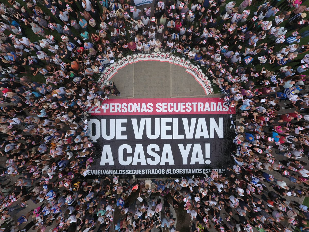 Imaginate que hace más de un mes te falta un ser querido sentado a la mesa.

222 familias tienen a sus familiares secuestrados por terroristas luego del brutal ataque de Hamás a Israel.

No seas cómplice con tu silencio.