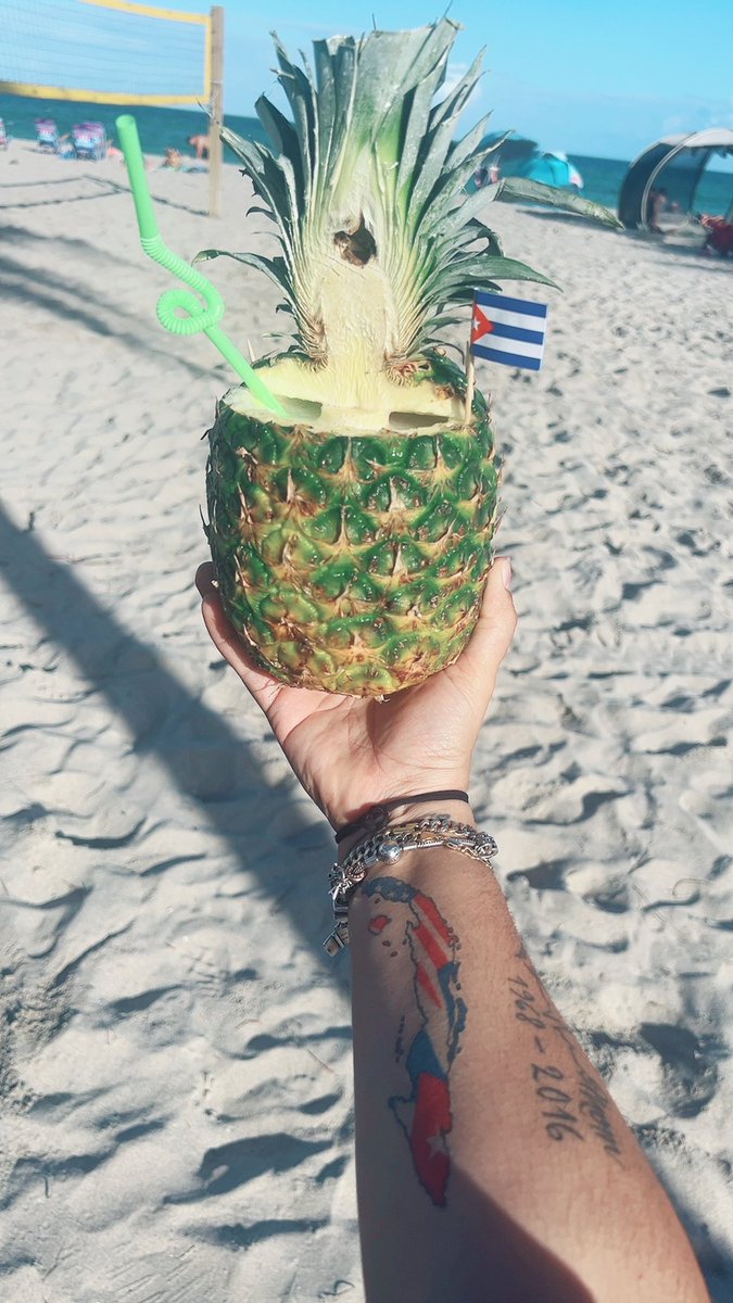 Danaisy_Oficial's tweet photo. #PiñaColada #CubanFlag #HollywoodBeach 🥰🥰🥰 https://t.co/R14u9SXgyO