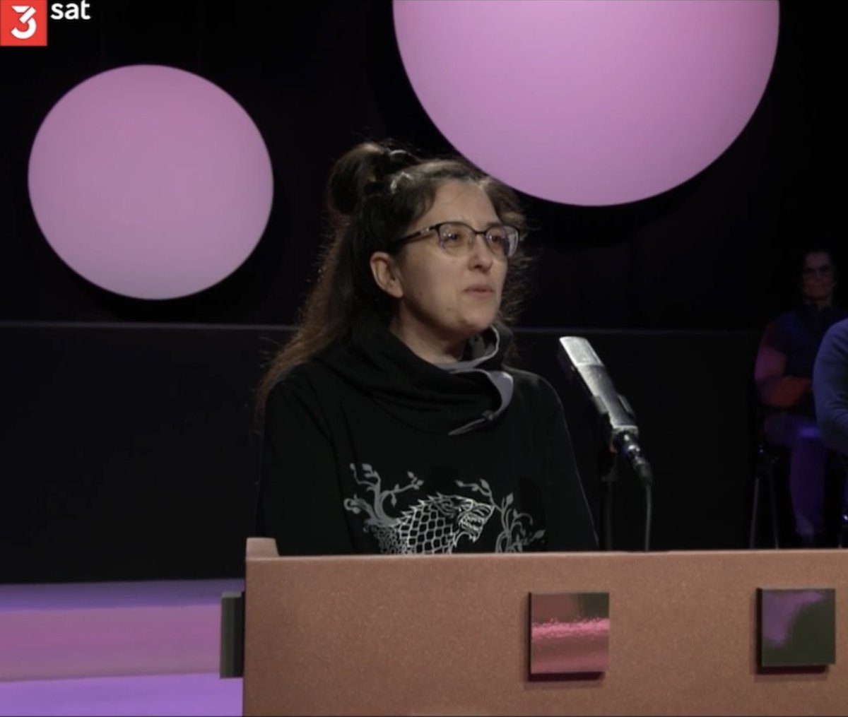 Gleich eine neue Folge Bosetti Late Night zum Thema Klimaschutz auf 3sat
Mit <a href="/realMarcUwe/">Marc-Uwe Kling</a>, <a href="/lisapaus/">Lisa Paus, MdB</a>, <a href="/Luisamneubauer/">Luisa Neubauer</a> und natürlich <a href="/sarahbosetti/">Sarah Bosetti</a>