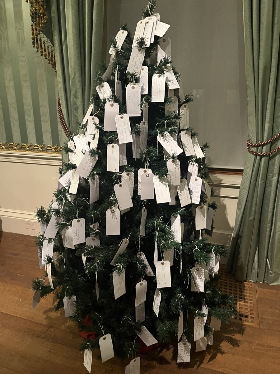 Saw this at Chatsworth House today 🤍<a href="/MrsMc_NewmanRC/">Mrs McNee</a> a lovely idea for advent <a href="/NewmanRCCollege/">Newman Catholic College</a> #advent #messages #hope #peace #joy #love