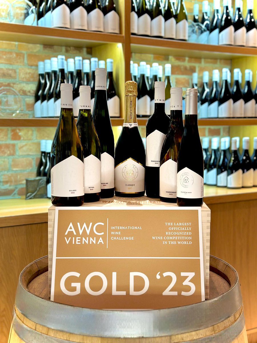 Sukces w największym konkursie winiarskim świata – AWC Vienna 2023! Nasz Solaris 2022 zdobył złoto, a w ścisłym finale swojej kat. zajął 3. miejsce! Medale zdobyły też: 
🥇 Szlachetny Zbiór 2022
🥈 Seyval 2022, Chardonnay 2021, Riesling 2021, Rondo/Regent 2020, Classique Brut.