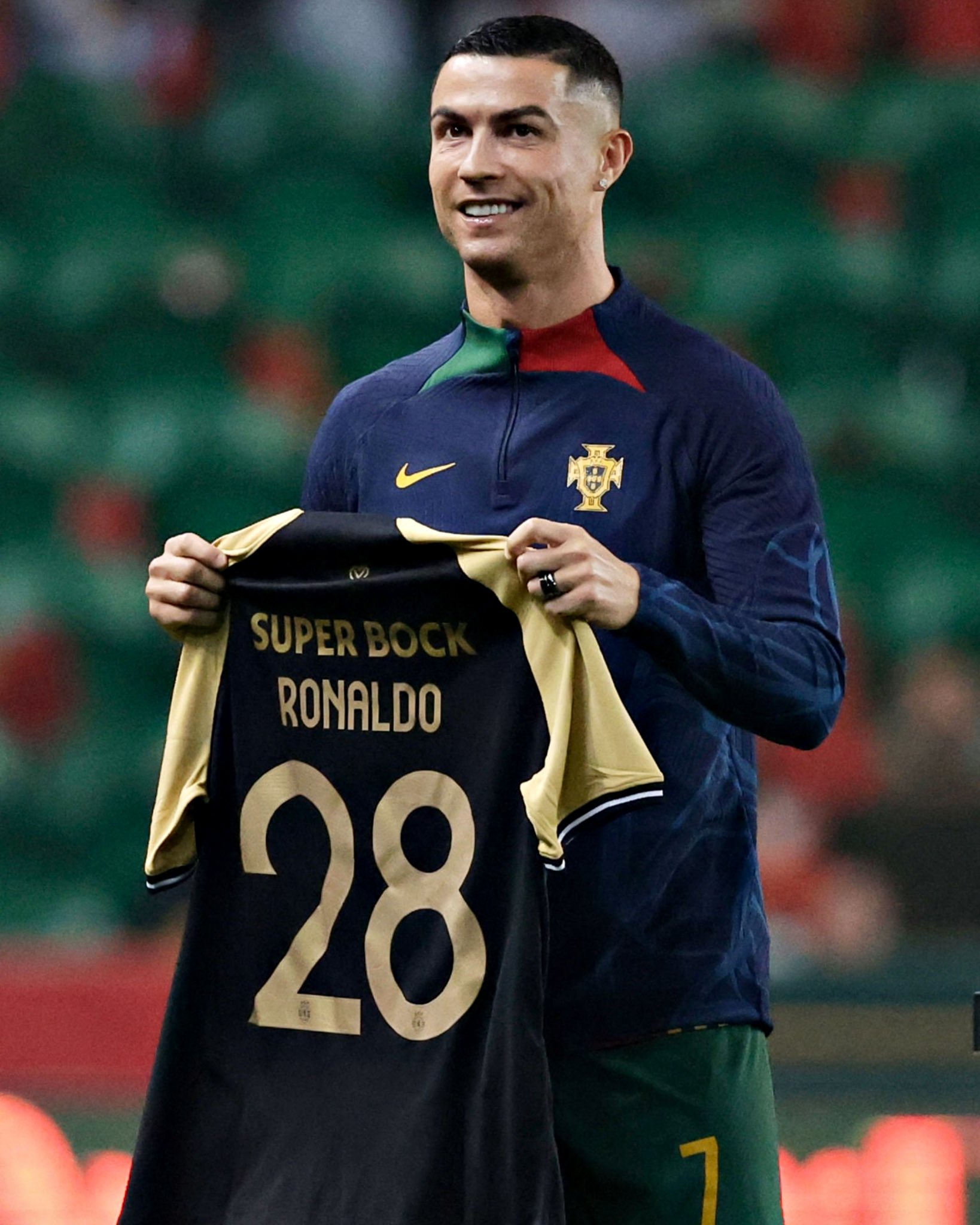 Gio CR7 on X: Cristiano Ronaldo avec le maillot du Sporting, chez lui au  stade José Alvalade 💚  / X