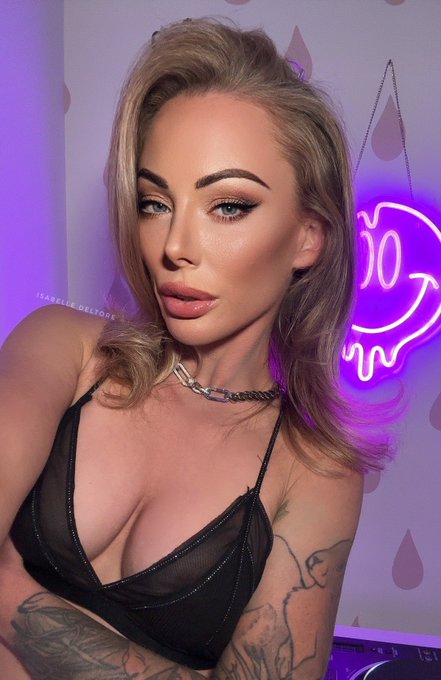 Watch Isabelle Deltore's leaked NSFW photo on TwXstars