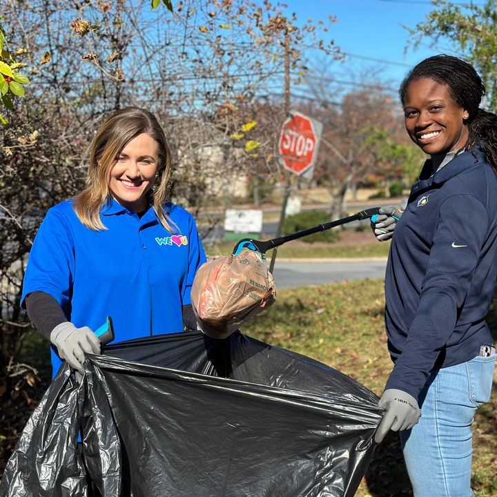 weloveuusa's tweet photo. It's a wrap! WeLoveU volunteers teamed up again with @PowerHRG employees to clean Hanover Parkway in Greenbelt, Maryland. Together, the volunteers removed approximately 650 lbs of trash from the community. 
#Volunteer #SDG17 #PartnershipForTheGoals #SDG13 #ClimateAction https://t.co/tgCJfXn1ru
