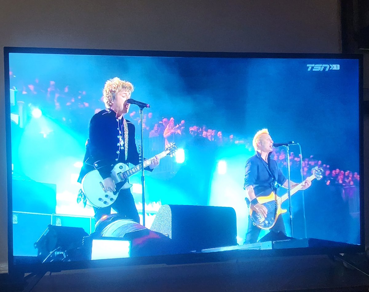J_Cam76's tweet photo. @EddieTrunk Here's Green Day performing the #CFLHalftimeShow tonight in Hamilton at the #110thGreyCup. 🇨🇦🎸🏈 https://t.co/kIuuXeWfuq