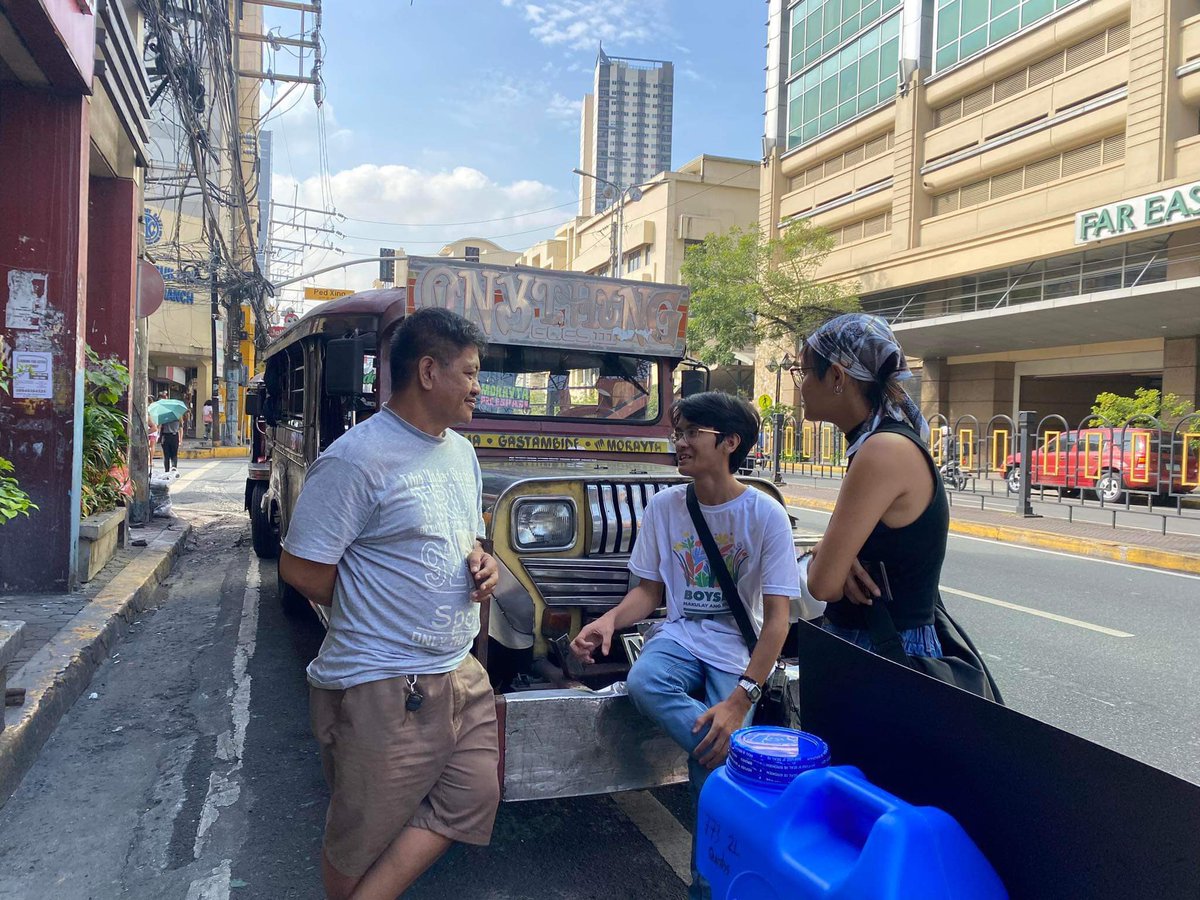ABFEUSHS's tweet photo. PANDESAL AT KAPE SA UMAGA PARA SA MGA TSUPER ☕️🍞

Mainit-init na umaga ang salubong natin kasama ang mga tsuper at operator sa Morayta ngayong Transportation Strike! 

Kasama ang mga kabataan ng FEU, tuloy-tuloy ang suporta natin sa mga katuwang natin sa pagpasok at pag-uwi! https://t.co/wXcRK2jqz0