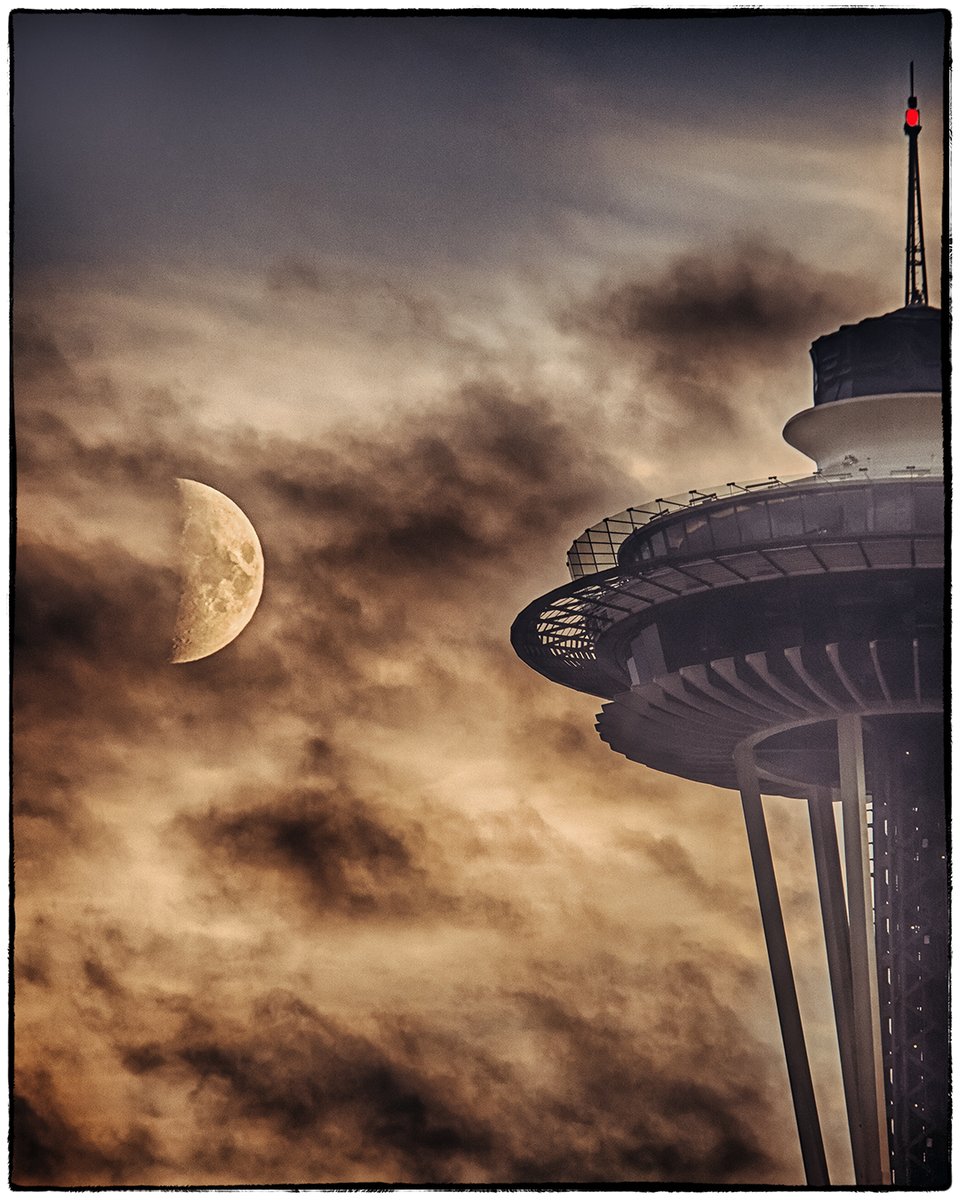 'Half and Half'.  Tonight's show.

#halfmoon #moon #spaceneedle #seattleskies #scenicphotography #landscapephotography #cloudscape #nikoncreators #multiimage #nikon #seattle