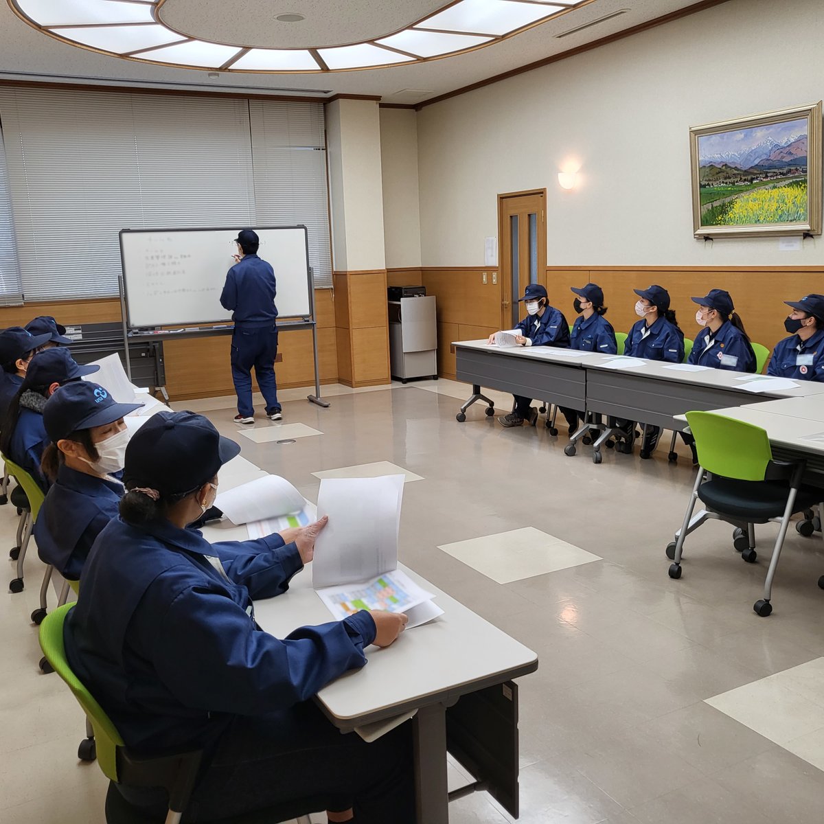 OfficialUsi's tweet photo. 当社で小集団活動が日々活発に動き出しています‼️
本日は他チームの活動の様子をご紹介！
皆さん様々な意見を出し合い、アイディアの嵐が吹き荒れています！💡
今後のチームの成長と進化に期待です😁

#小集団活動
#アイディア駆け巡る
#チームワーク https://t.co/v3sbf2egaX