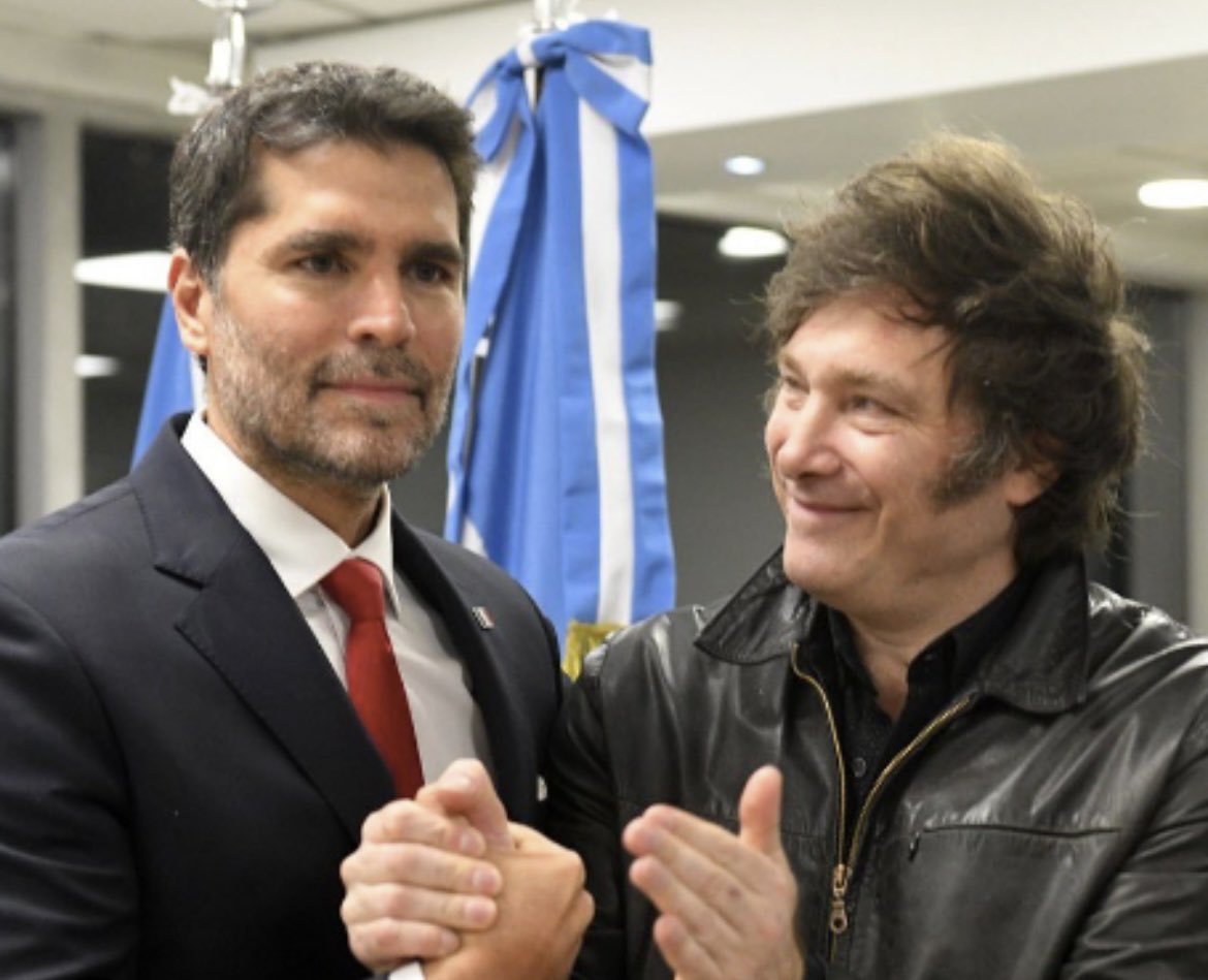 Muchos oposiprogres se van a querer colgar la medalla del triunfo de Milei. Que no te engañen. 

Debemos saber que el único que apoyó a <a href="/JMilei/">Javier Milei</a> desde un principio fue <a href="/EVerastegui/">Eduardo Verástegui</a> !.👏🏻👏🏻

Que el triunfo de Milei en Argentina nos anime aquí en México para no perder la fe y la