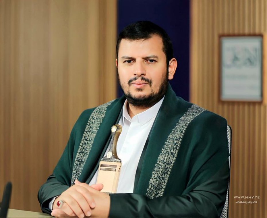 طوبى لامة انت قائدها 

قائد استثنائي 
في زمن استثنائي
وحدث استثنائي
يظهر  امة استثنائية 
تُبسط الجغرافية لاقدامها 
ويدون التاريخ مناقبها في الآفاق