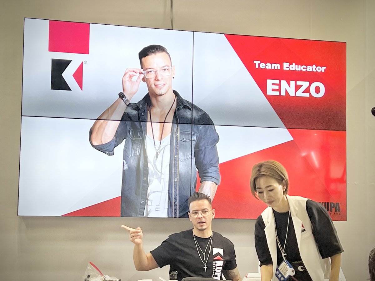 TITASHACHO's tweet photo. 向かいのKUPAさん��ブースではドイツから来日されたVINCENZO先生によるデモンストレーションが始まります。イケメン！ https://t.co/nbdH322B88