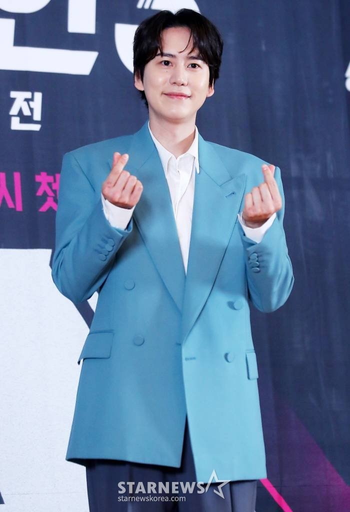 Antenna shares that #SuperJunior #Kyuhyun got a scratch from an incident &amp; got treated on the spot. Kyuhyun was trying to save his co-stars as a woman in her 30s tried to stab with knife while the actors were in dressing room

naver.me/53U8acXK #KoreanUpdates RZ