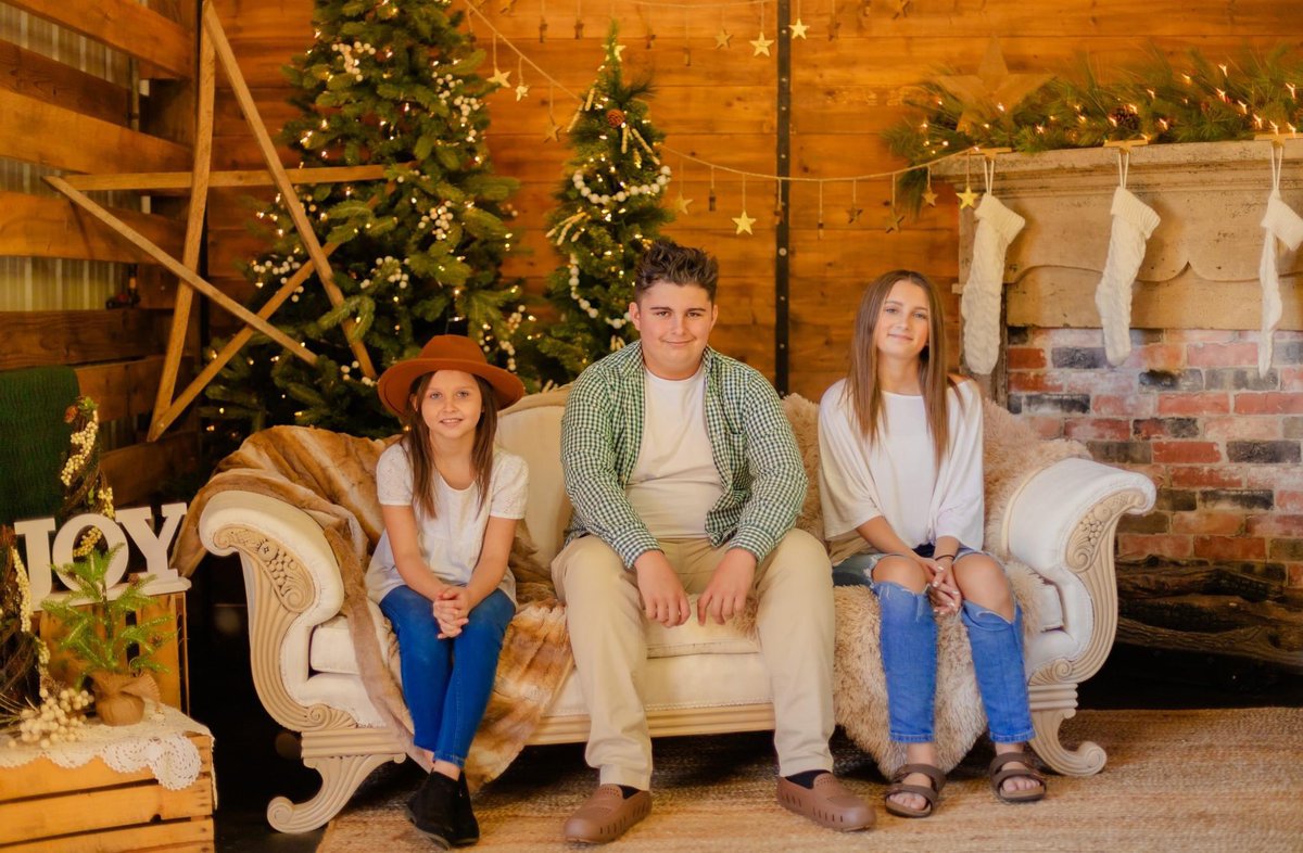 hinz_ctae's tweet photo. Happy Holidays from the Hinz’s! https://t.co/DwBa2WgoGS