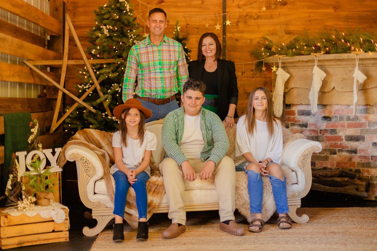 hinz_ctae's tweet photo. Happy Holidays from the Hinz’s! https://t.co/DwBa2WgoGS
