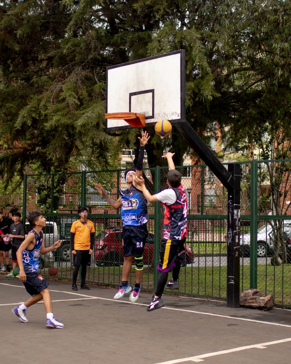 reto3x3col's tweet photo. Un poco de todo lo que vivimos durante la parada Bogotá @CafamOficial en el gran @BulevarCC 🏀🤩🔥 Próximo destino: IBAGUÉ 💪😎 #AceptaElReto #Bogota #Basketball #Basket3x3 #FreenBecky #sports https://t.co/kYls1nDRAD