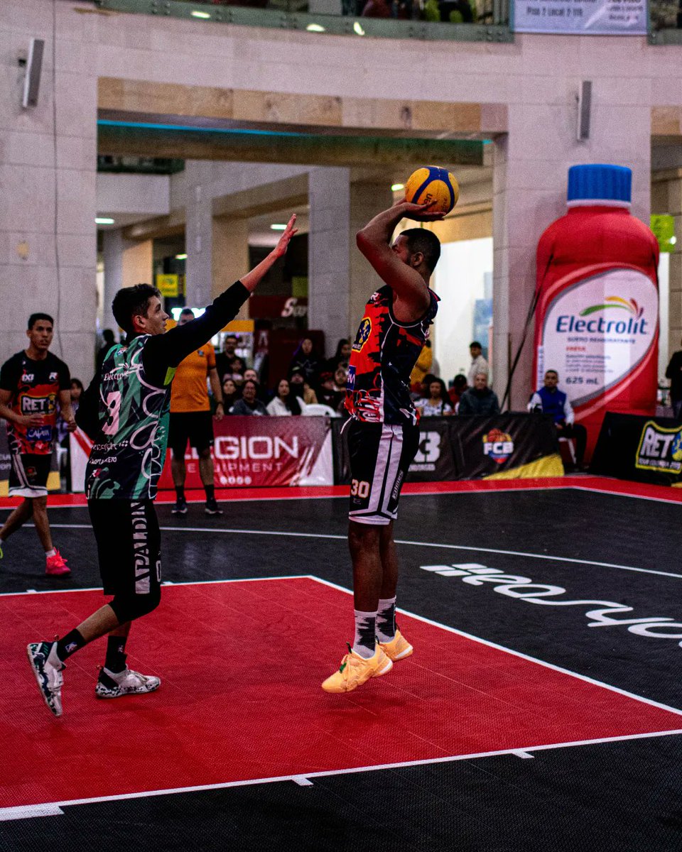 reto3x3col's tweet photo. Un poco de todo lo que vivimos durante la parada Bogotá @CafamOficial en el gran @BulevarCC 🏀🤩🔥 Próximo destino: IBAGUÉ 💪😎 #AceptaElReto #Bogota #Basketball #Basket3x3 #FreenBecky #sports https://t.co/kYls1nDRAD