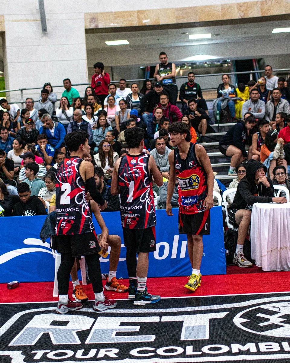 reto3x3col's tweet photo. Un poco de todo lo que vivimos durante la parada Bogotá @CafamOficial en el gran @BulevarCC 🏀🤩🔥 Próximo destino: IBAGUÉ 💪😎 #AceptaElReto #Bogota #Basketball #Basket3x3 #FreenBecky #sports https://t.co/kYls1nDRAD