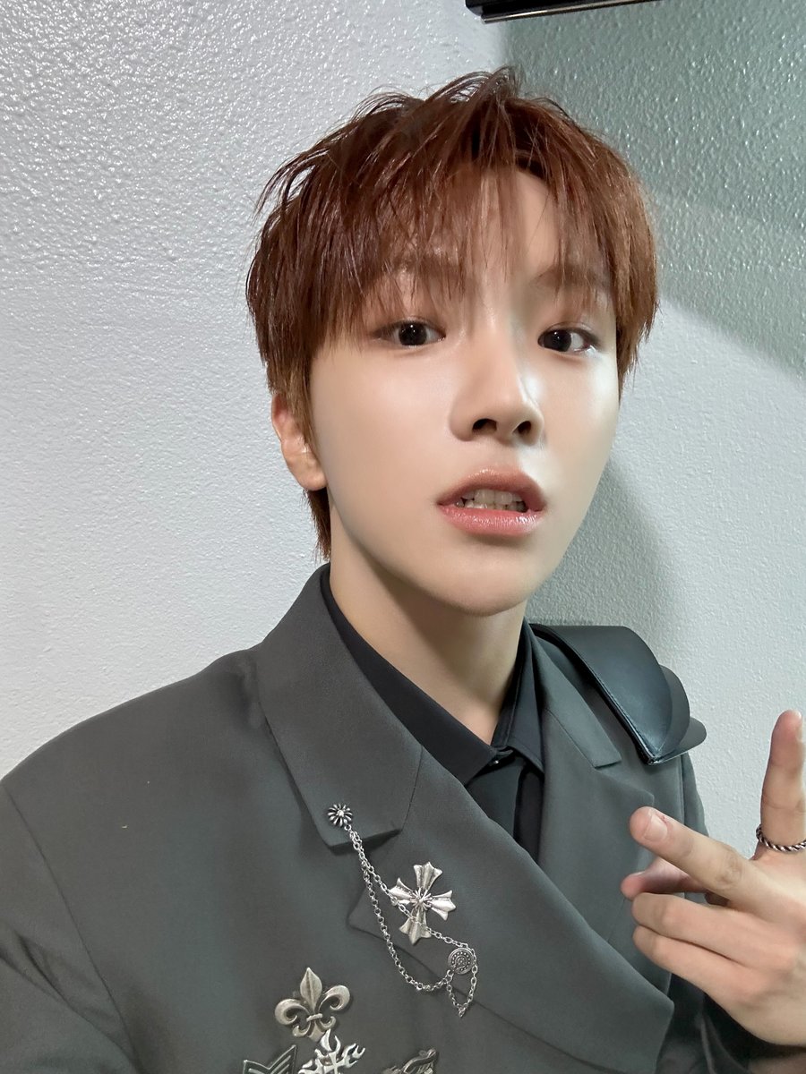 BOYNEXTDOOR_JP's tweet photo. ぼくのこういうセルカ久しぶりな気がしますが😁
プレゼントです💝

#BOYNEXTDOOR #BND #WOONHAK
#HI_BOYNEXTDOOR https://t.co/z0NQxSbnxZ