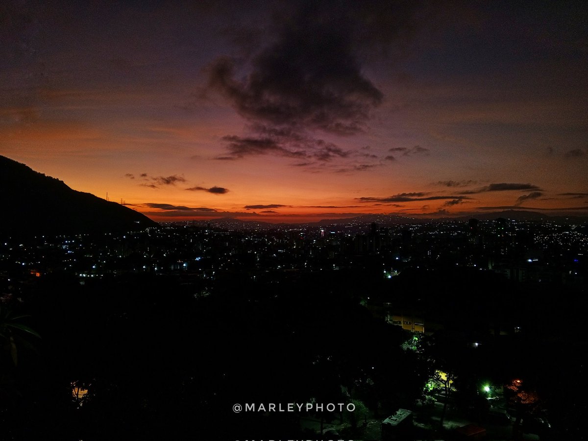 Amanecer de hoy 19/11/23. 

Ama cada rincón de tú ciudad como si fuera parte de tí 🇻🇪
.
.
.
#marleyphoto_ccs #fotografiaurbana #fotografia #fotografo #Parati #caracasvenezuela