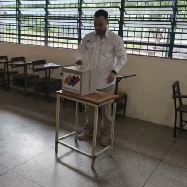 Con mucho entusiasmo y alegría ORA acudió al llamado de Nuestro Presidente NICOLÁS MADURO MOROS @nicolasmaduro y dijo 5 veces sí a la defensa de nuestro ESEQUIBO 🇻🇪 hombres y mujeres comprometidos dando el cumplimiento al simulacro electoral que se llevó a cabo a nivel nacional