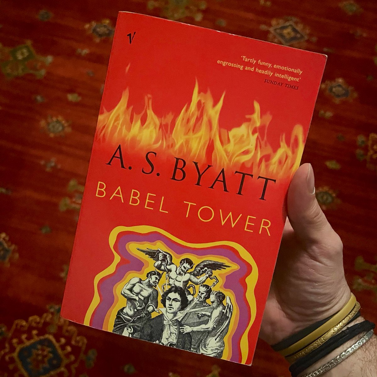 Sevdiğim yazarlardan A. S. Byatt hayatını kaybetmiş. Eserlerinin arasında bir roman “dörtlüsü” vardır, ona dahil ‘Babil Kulesi’ adlı romanı ayrı bir yere koyarım. Kitap önerisi olsun madem. 😔