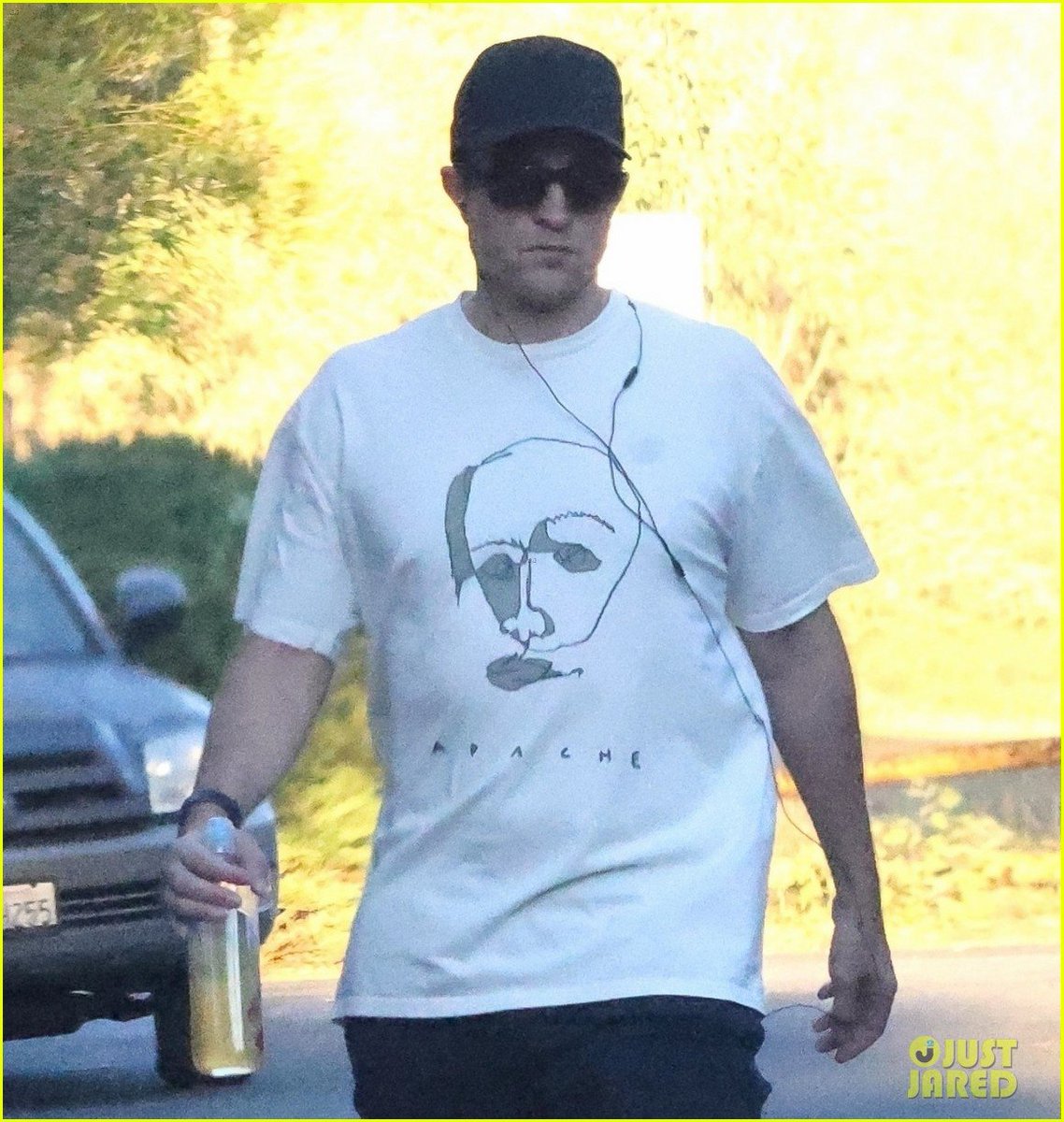 pattinsonphotos's tweet photo. DILF alert! Robert Pattinson spotted on a hike today in Los Angeles. https://t.co/B555I7TEWF
