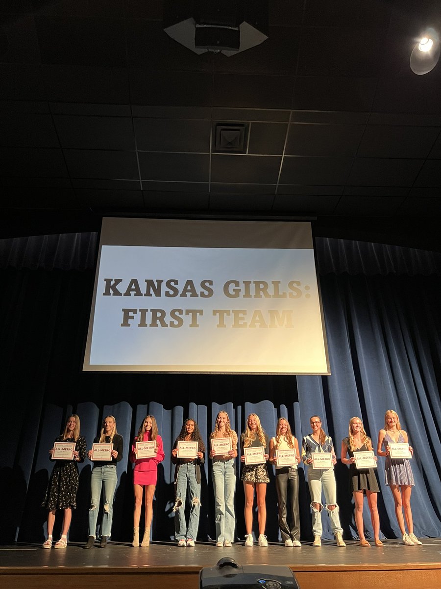 owlxc's tweet photo. All-Metro Banquet! 
Congrats to our runners who won awards tonight! 💙🤩 

Honorable Mention: 
-Sydney All 
-Jasmine Stiede
-Braxton Theel 

1st Team: 
-Liz Browning
-Kate Miller
-Bree Newport
-Kalyn Willingham
-Gunnar Hornung 

The girls were voted the Top Team on the KS side! https://t.co/gN7igvFv1K