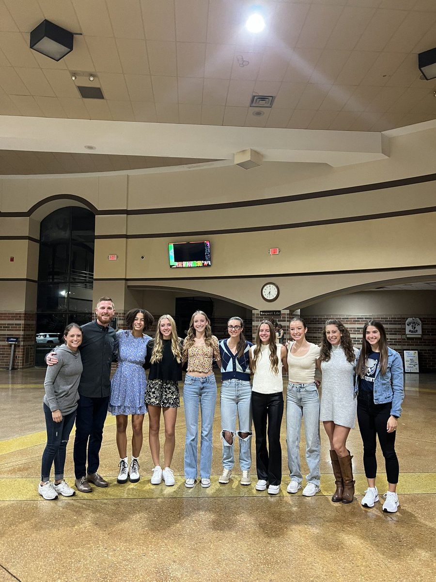 owlxc's tweet photo. All-Metro Banquet! 
Congrats to our runners who won awards tonight! 💙🤩 

Honorable Mention: 
-Sydney All 
-Jasmine Stiede
-Braxton Theel 

1st Team: 
-Liz Browning
-Kate Miller
-Bree Newport
-Kalyn Willingham
-Gunnar Hornung 

The girls were voted the Top Team on the KS side! https://t.co/gN7igvFv1K