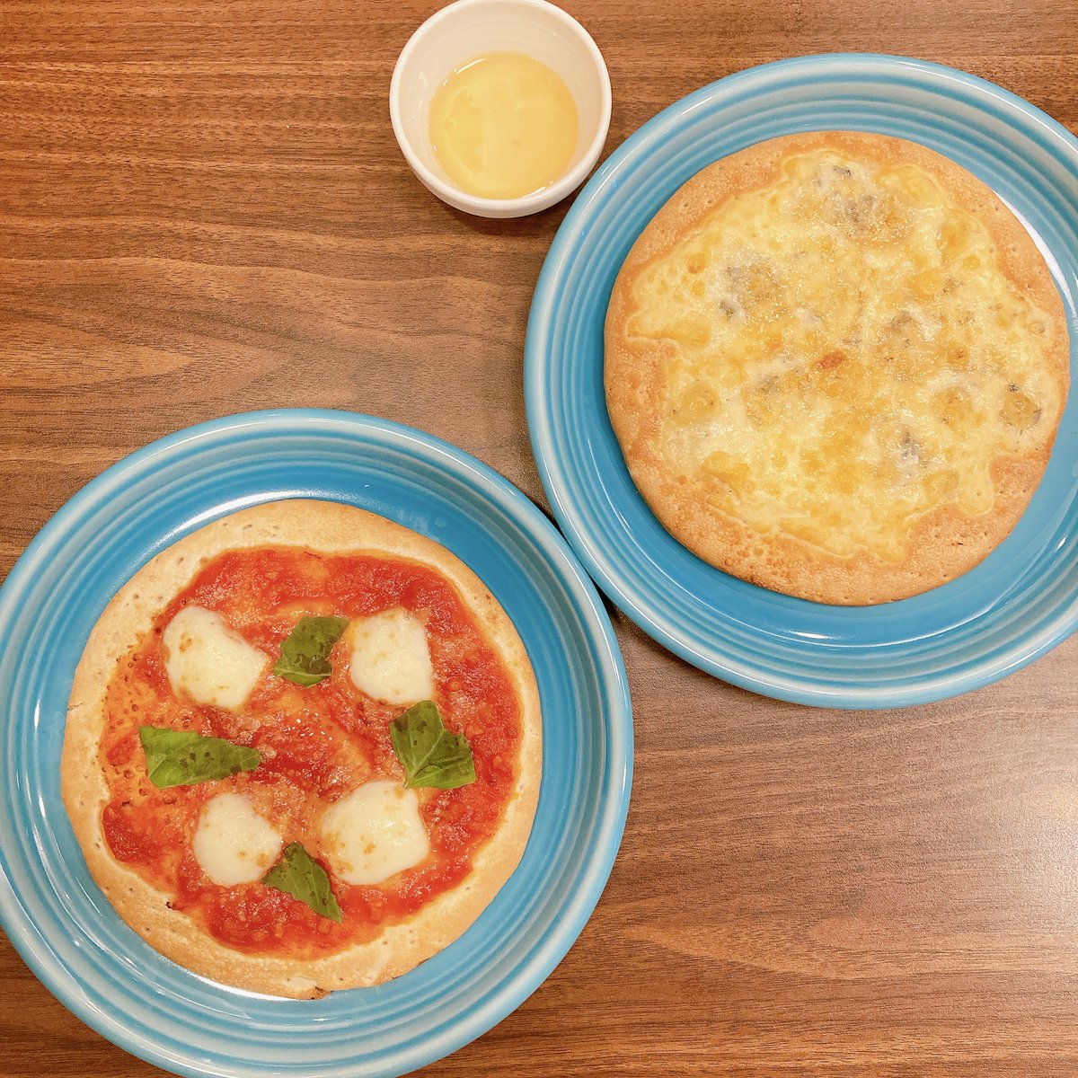 11/20は #ピザの日🍕 ジョナサンではちいさなピザが新登場してます😋 🍅マルゲリータ 🧀チーズピザ(はちみつ付き) みなさんはどちら派ですか？🌈