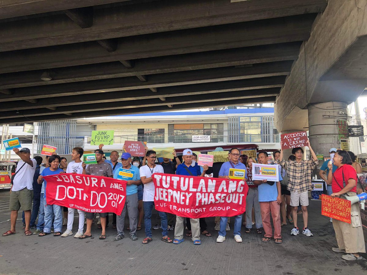 LFSPhilippines's tweet photo. ATM | Nakiisa ang League of Filipino Students sa programa ng mga tsuper sa Katipunan para ipaglaban ang tunay na modernisasyon at makamasang transportasyon.

#NoToJeepneyPhaseout https://t.co/ibCV1z77jv