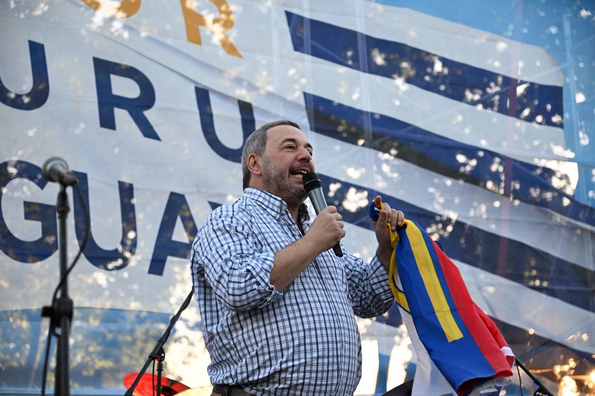 Hoy vivimos una jornada frenteamplista a full. Banderas por todos lados y una multitud vibrante. Tendremos una competencia fraternal, en la que cada uno marcará su impronta. Daremos todo junto al mejor medio de comunicación que tenemos: la militancia frenteamplista.