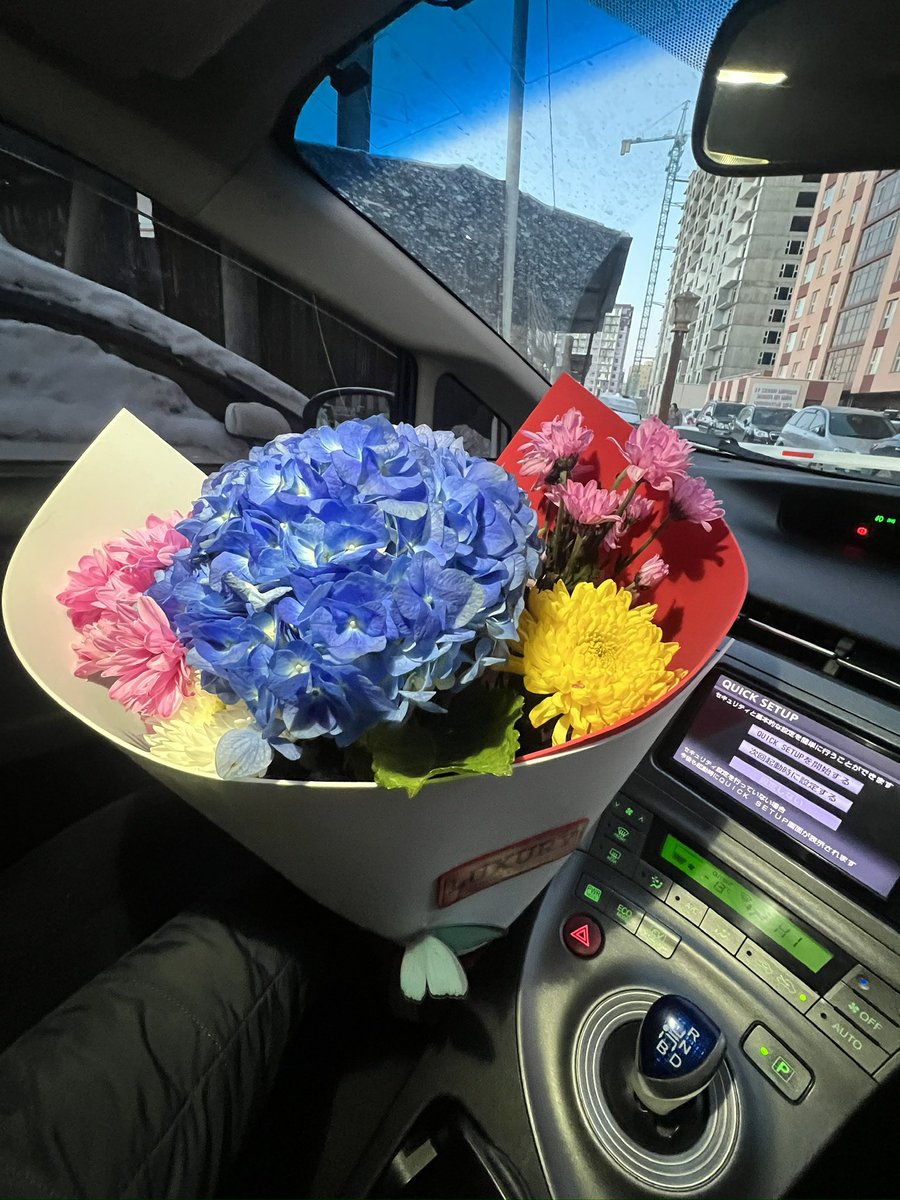 Цэцэг авч үзлээ гоё юм байна  тулгамдаад яахаа мэдэдгүй 😂😂