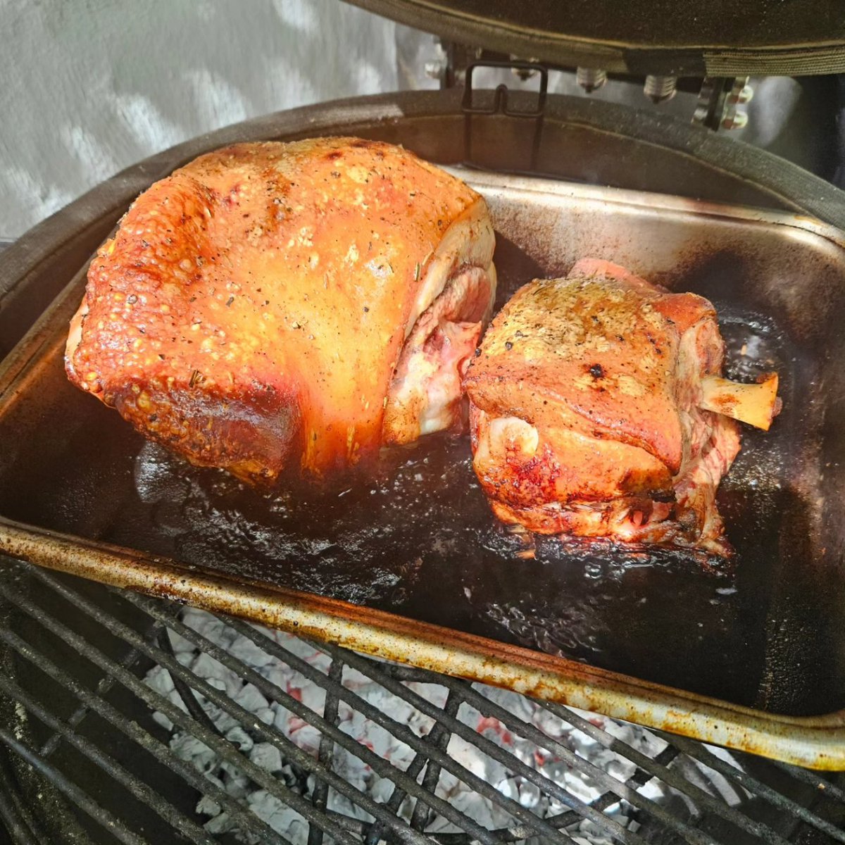 Derick_Cape's tweet photo. #Stouff Ceramic braai.... contact me for a quote... #braai #roast #pizza #potjie #bake https://t.co/TEok3tVRtt