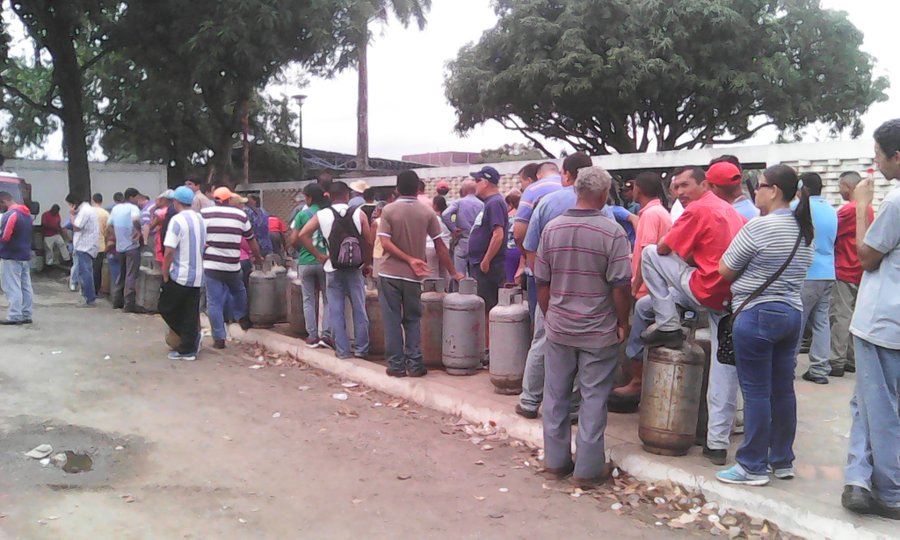A esta hora se mantiene cola para el referendum consultivo Elvis Amoroso.