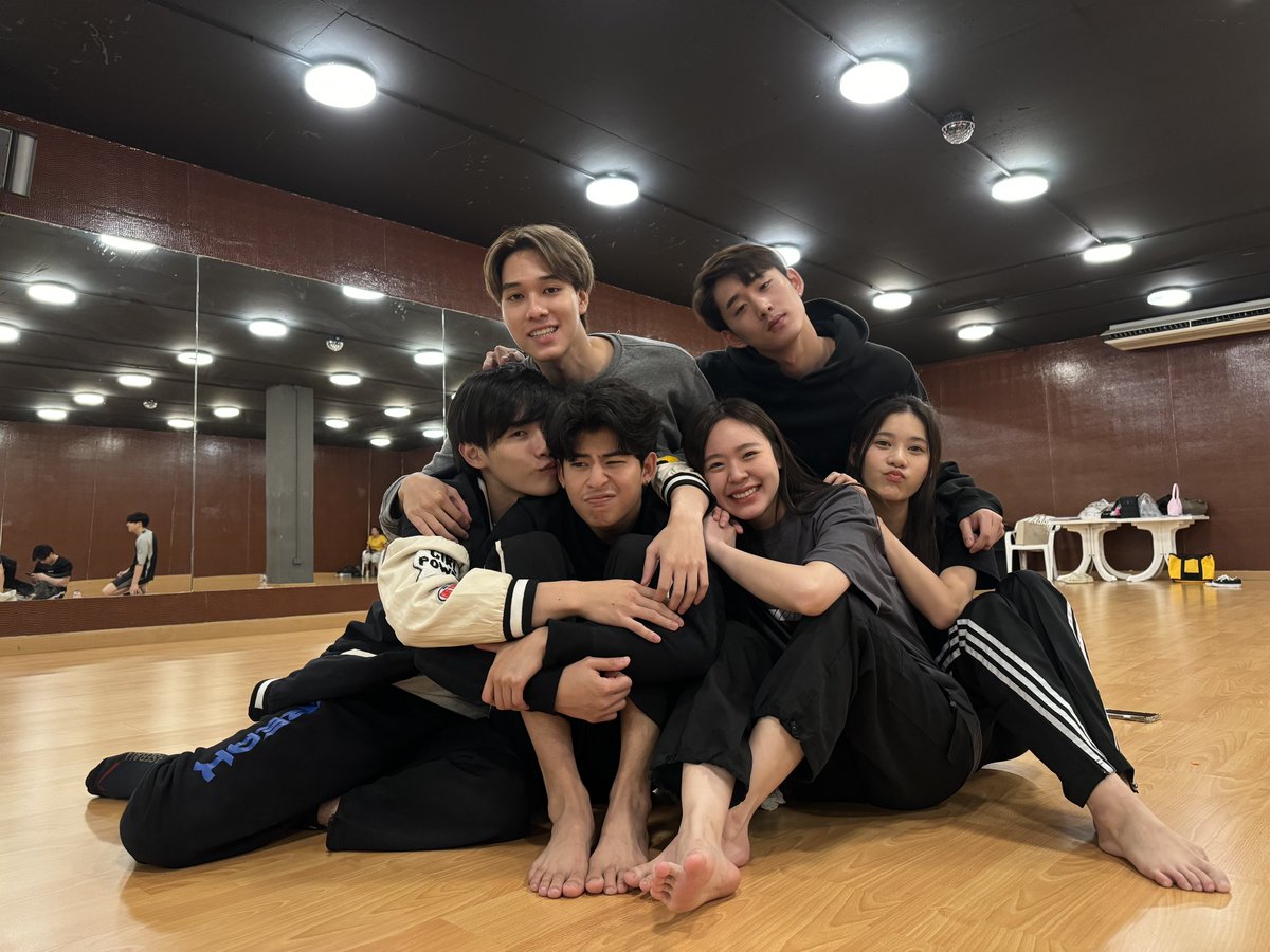 HighSchoolGMMTV's tweet photo. เด็กเทพบูรพา vs เด็กอุดรพิทักษ์ 
สองแก๊งนี้เขาแข่งกันน่ารักไม่ไหว 😆
#HighSchoolFrenemy #GMMTV https://t.co/ZerTDmQsXQ
