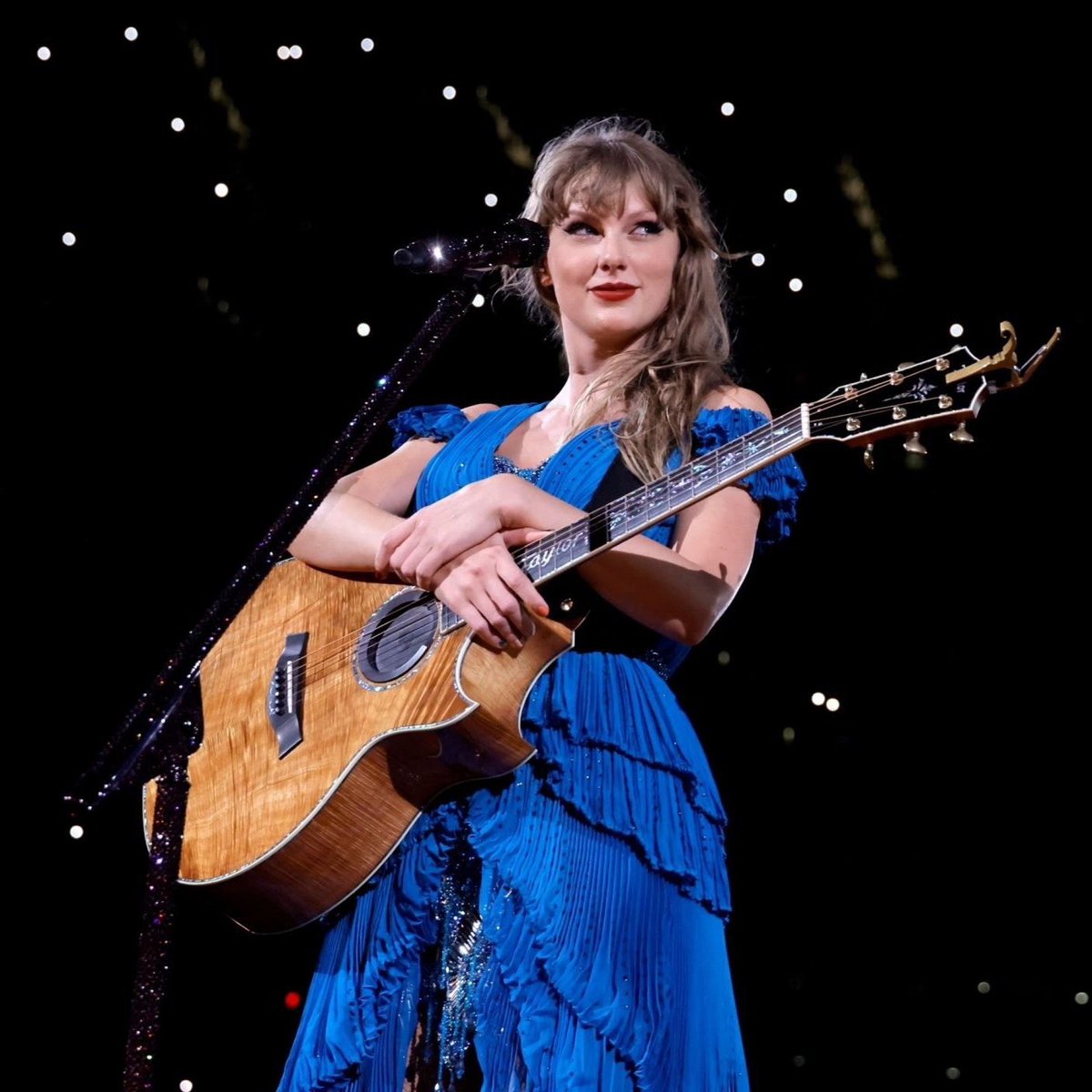 tswifterastour's tweet photo. 🚨| Taylor Swift performs “Dancing With Our Hands Tied” from “reputation” as the first surprise song for Day 2 of ‘The Eras Tour’ in Rio De Janeiro, Brazil!
#TSTheErasTour #RioTSTheErasTour 

“This one is one of my favourites. I haven’t played it since the reputation tour” https://t.co/wqVgnxsU4V