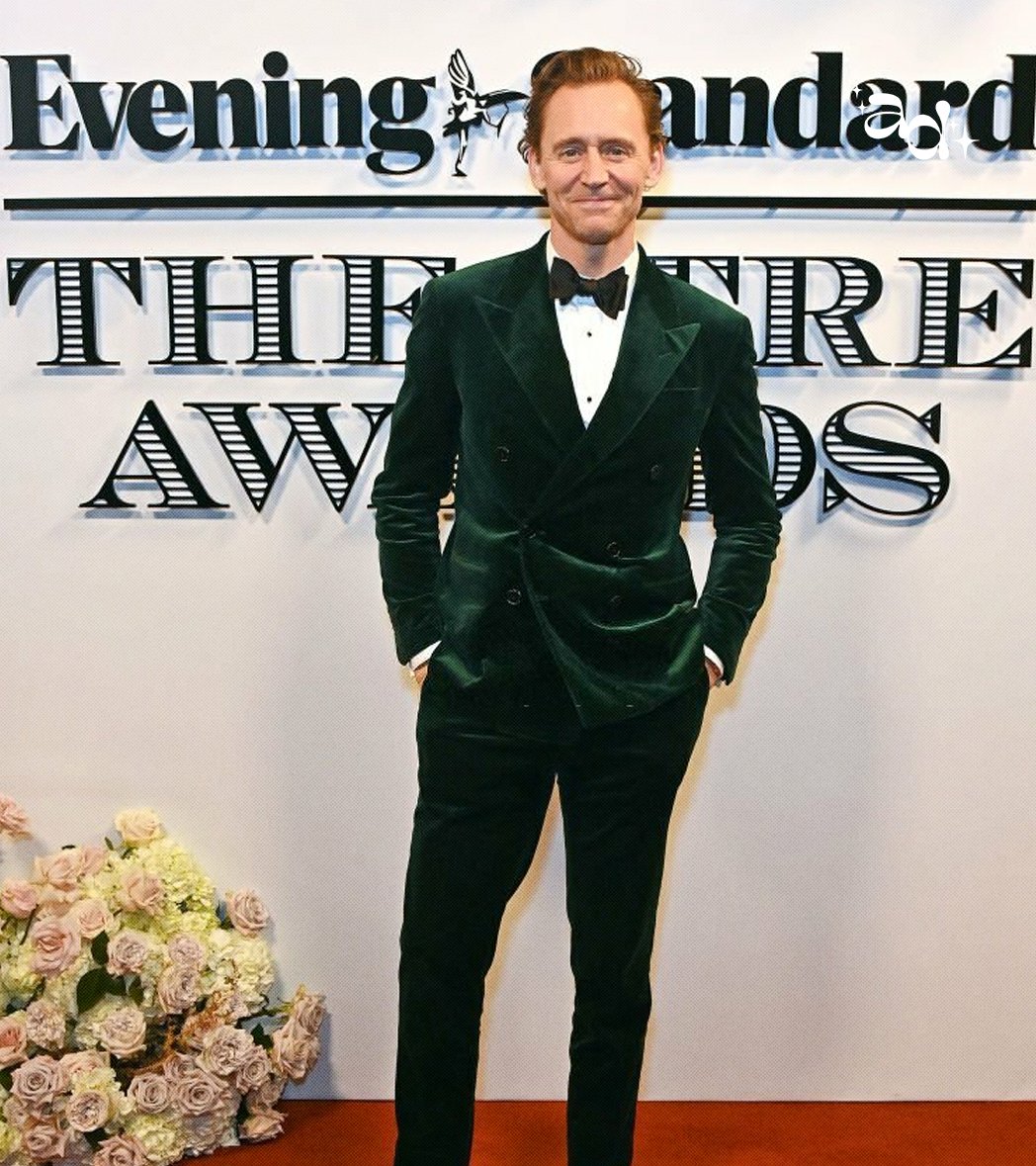 📸|Tom Hiddleston in green suit.