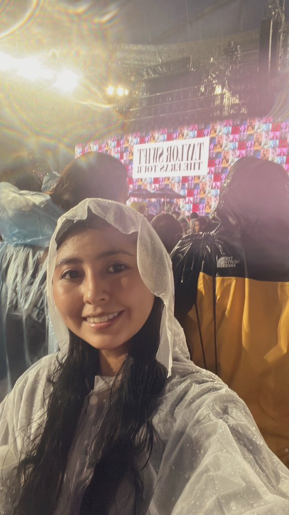 stateofandrea's tweet photo. Guys I hope you like my outfit for N2🫶🏼☔️☔️#RioDeJaneiroTSTheErasTour #RioTSTheErasTour @taylornation13 https://t.co/8nPVis00d3