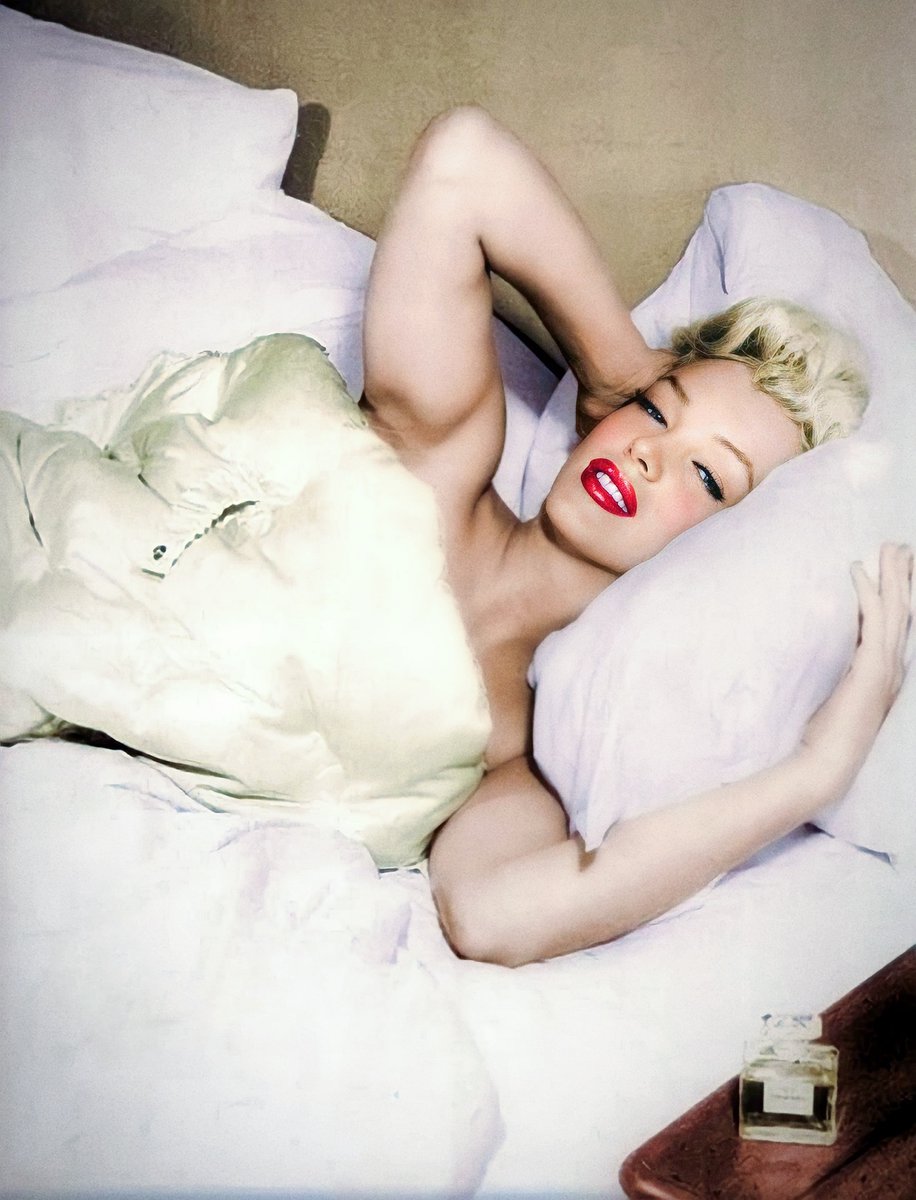 MarilynDiary's tweet photo. Marilyn Monroe relaxing in her Doheny Drive Apartment in 1953. Chanel No 5, never far away. https://t.co/km9Uo6DRRu