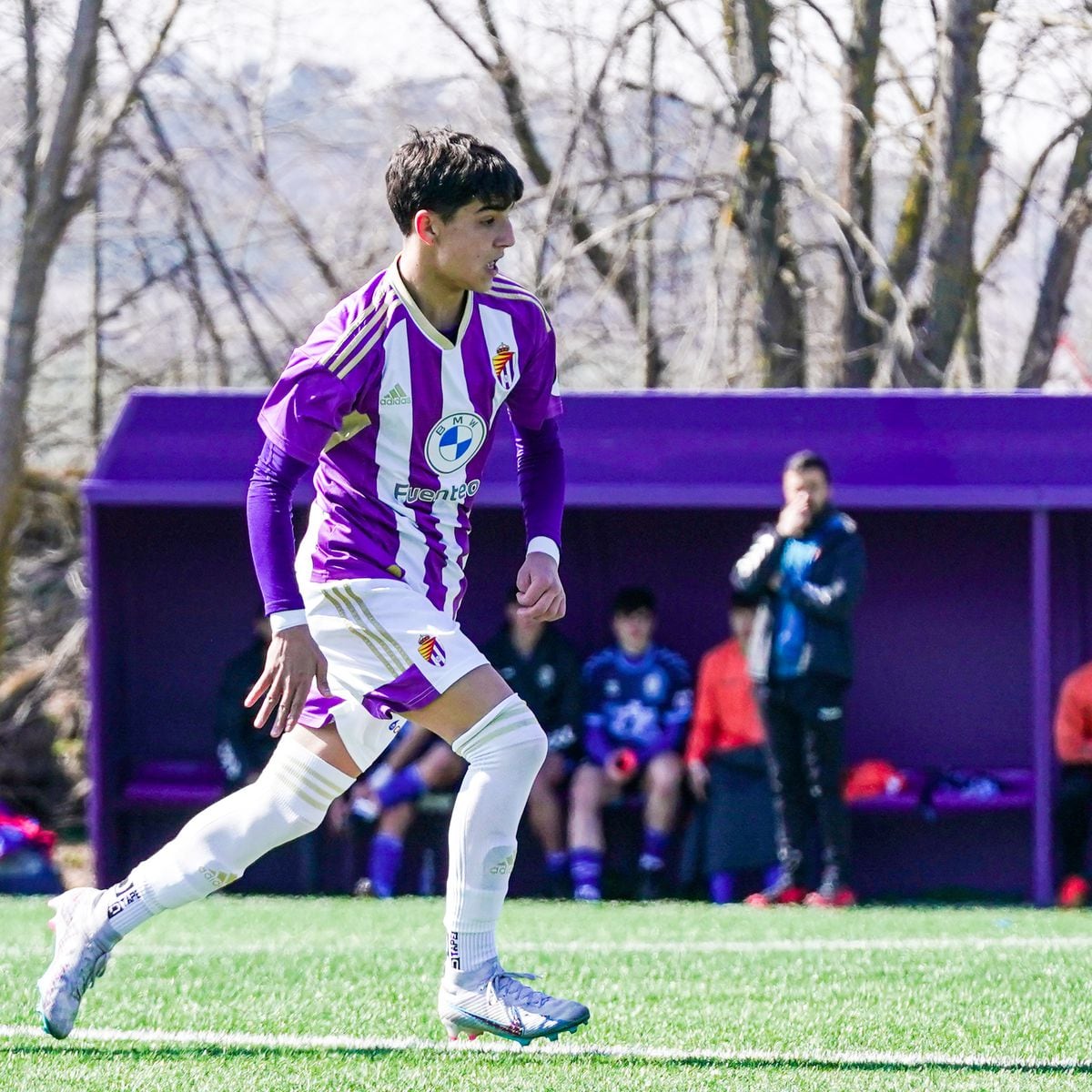 ControlyPase_es's tweet photo. 📡 Víctor Fernández , el chico que está en la órbita de toda España

⚡ El mediapunta pucelano es muy del agrado de @aarbeloa17 que le quiere para el Juvenil A de la temporada que viene mientras que Barça y Atlético también le siguen la pista

🟣 Esto demuestra el gran trabajo de cantera que está haciendo el Valladolid con chicos locales cómo Adrián Pascual , Arnu o Víctor Fernández los tres internacionales con España