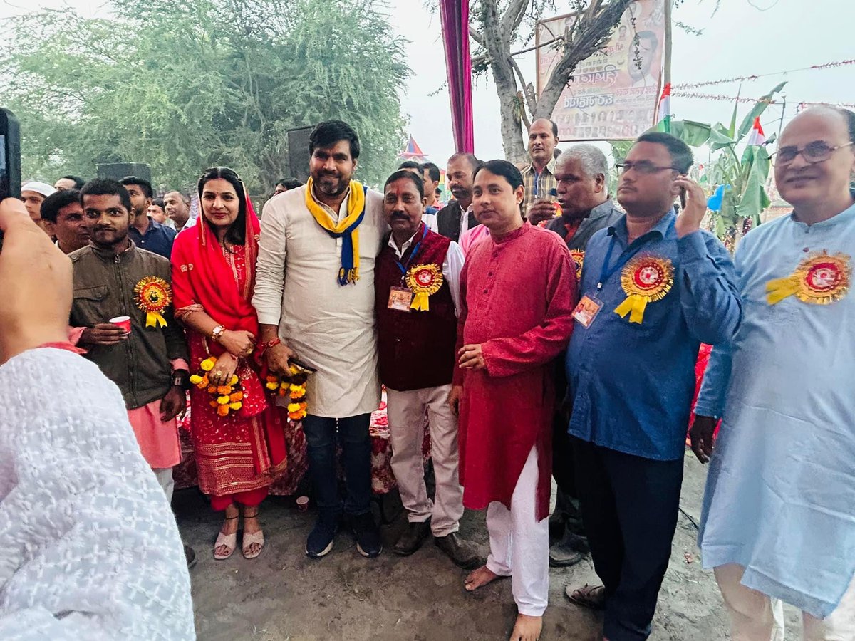 98Aap's tweet photo. आज बदरपुर विधानसभा के जैतपुर वार्ड 184 में श्रीकृष्ण छठ पूजा समिति के द्वारा AAP नेता श्रीचंद वोहरा जी व AAP निगम पार्षद हेमा वोहरा जी जोरदार स्वागत किया । @ArvindKejriwal @AamAadmiParty @AtishiAAP @ipathak25 https://t.co/TZKJFvUpYf